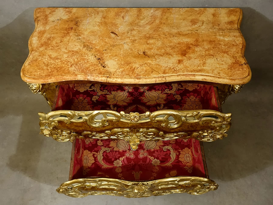 Commode aux tiroirs garnis d’un damas de soie rouge et or